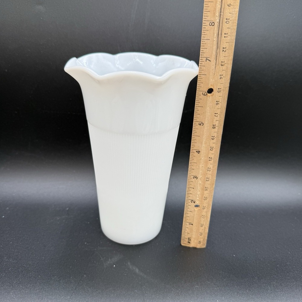 Hazel-Atlas White Milk Glass Ribbed Vase with Scalloped Rim MCM Vintage EUC - Picture 6 of 6